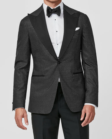 Tuxedo vs. Suit: Mastering the Art of Dressing for the Occasion